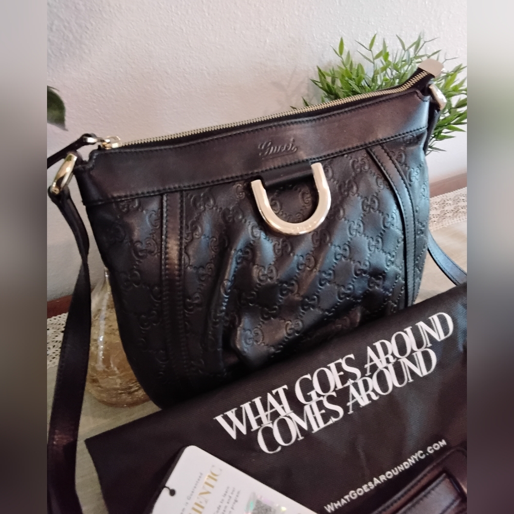 🔥Beautiful Pre-Loved Gucci Black Leather Crossbody With a Sleek Design.🔥 - Picture 2 of 8